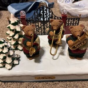 WONDERLAND Bear Band Holiday Decor - Red, Green, Gold